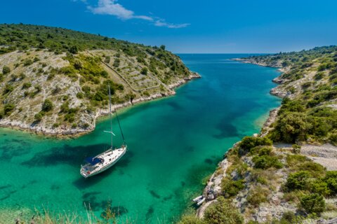 Quick guide to yacht charter in Croatia (photo by Sergii Gulenok, source Unsplash)